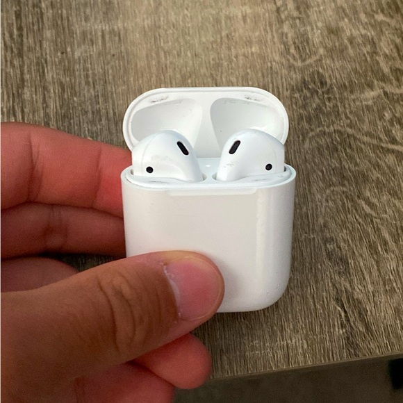 Real AirPods Gen 2 - Picture 1 of 4